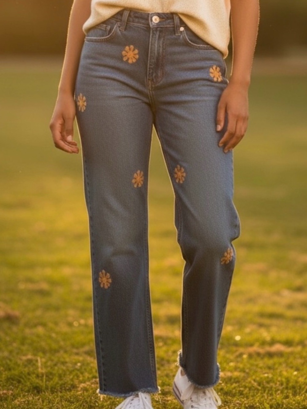 HOLLISTER jeans. Retro style high rise mom jeans. Embroidered flowers.
Size 28/7